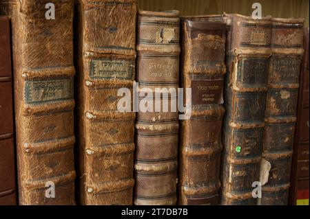 Une variété de volumes poussiéreux, usés, en lambeaux reliés en cuir du Talmud juif. Les titres incluent le Talmud babylonien, les sacrifices, le culte des idoles, laïque Banque D'Images