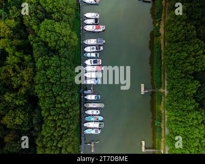 Drone vue aérienne sur la marina avec des bateaux à la petite ville. Yacht club privé fermé. Vacances d'été dans un village urbain. Banque D'Images