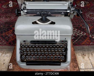 Une machine à écrire manuelle vintage en langue arabe en vente dans un magasin d'antiquités du marché aux puces de Jaffa en Israël. Banque D'Images