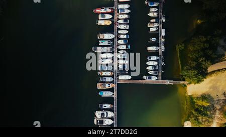 Drone vue aérienne sur la marina avec des bateaux à la petite ville. Yacht club privé fermé. Vacances d'été dans un village urbain. Banque D'Images