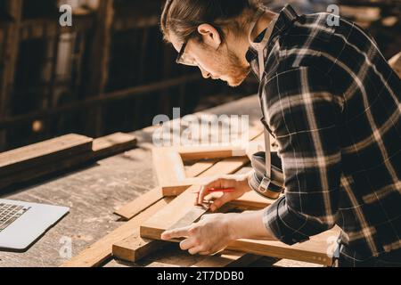 Menuisier Joiner homme faisant des meubles en bois dans l'atelier en bois professionnel de haute compétence véritables travailleurs artisanaux authentiques. Banque D'Images