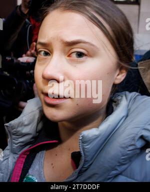 Londres, Royaume-Uni. 15 novembre 2023. Greta Thunberg, militante pour le climat, arrive à Westminster magistrates court. Elle est accusée en vertu de l'article 14 de la Loi sur l'ordre public. Il y a eu une manifestation devant l'hôtel Intercontinental où il y avait un forum Energy Intelligence et extinction Rebellion a manifesté dehors. Crédit : Karl Black/Alamy Live News Banque D'Images