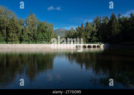 2022-08-07 vue du barrage sur la rivière Lomnica, Karpacz, Pologne Banque D'Images
