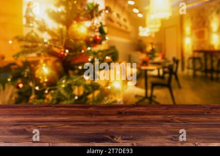 Blur noël décoration intérieure de la maison avec espace blanc de table en bois pour cadeaux produits de publicité de montage fond. Banque D'Images