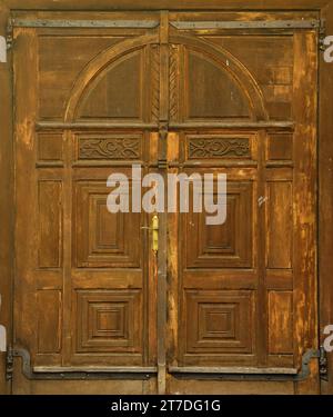 Très vieille porte en bois massif en rétro design du 19e siècle close up texture Banque D'Images