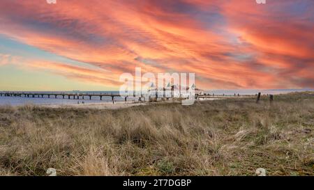 Jetée et plage à Ahlbeck sur la mer Baltique sur Usedom au coucher du soleil Banque D'Images