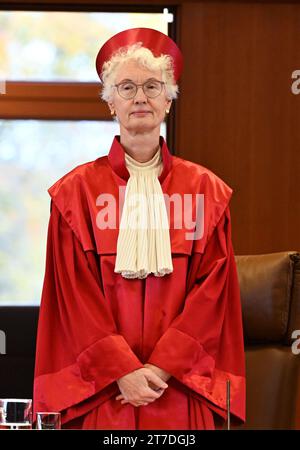 Karlsruhe, Allemagne. 15 novembre 2023. Doris König, présidente du deuxième Sénat à la Cour constitutionnelle fédérale, annonce la décision sur la «deuxième loi budgétaire supplémentaire 2021». Selon la décision, le budget supplémentaire est nul et non avenu. Crédit : Uli Deck/dpa/Alamy Live News Banque D'Images