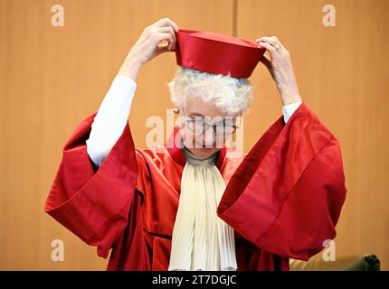 Karlsruhe, Allemagne. 15 novembre 2023. Doris König, présidente du deuxième Sénat à la Cour constitutionnelle fédérale, annonce la décision sur la «deuxième loi budgétaire supplémentaire 2021». Selon la décision, le budget supplémentaire est nul et non avenu. Crédit : Uli Deck/dpa/Alamy Live News Banque D'Images