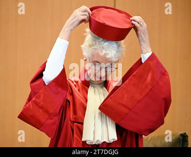 Karlsruhe, Allemagne. 15 novembre 2023. Doris König, présidente du deuxième Sénat à la Cour constitutionnelle fédérale, annonce la décision sur la «deuxième loi budgétaire supplémentaire 2021». Selon la décision, le budget supplémentaire est nul et non avenu. Crédit : Uli Deck/dpa/Alamy Live News Banque D'Images