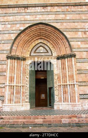 Sicile, Messine, Italie - 26 septembre 2023 – Cathédrale de Messine. Entrée latérale de la cathédrale. Elle a été consacrée en 1197 par l'archevêque Berardo. Banque D'Images