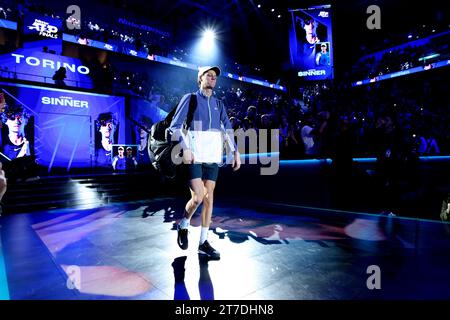 Torino, Italie. 14 novembre 2023. Jannik Sinner d'Italie regarde pendant le match en simple entre Novak Djokovic de Serbie et Jannik Sinner d'Italie le troisième jour de la finale du Nitto ATP World Tour à Pala Alpitour le 14 novembre 2023 à Turin, Italie crédit : Marco Canoniero/Alamy Live News Banque D'Images