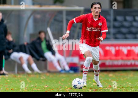Eindhoven, pays-Bas. 08 novembre 2023. EINDHOVEN, PAYS-BAS - 8 NOVEMBRE : Emir bars du PSV Eindhoven lors du match de l'UEFA Youth League entre le PSV Eindhoven et le RC Lens au PSV Campus de Herdgang le 8 novembre 2023 à Eindhoven, aux pays-Bas. (Photo Joris Verwijst/ Orange Pictures) crédit : Orange pics BV/Alamy Live News Banque D'Images