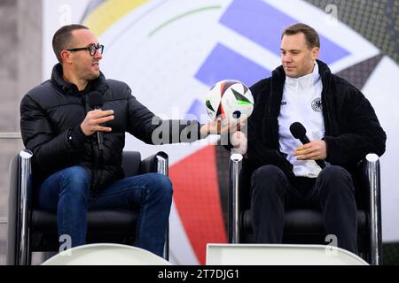 Berlin, Allemagne. 15 novembre 2023. Sam Handy, vice-président Design Adidas football, mains Manuel Neuer, DFB gardien de but, le nouveau football à la présentation du ballon de match du Championnat d'Europe pour l'UEFA EURO 2024 sur le Maifeld au stade olympique. Le prochain Championnat d'Europe de football (UEFA EURO 2024) aura lieu en Allemagne du 14.06.2024 au 14.07.2024. Crédit : Bernd von Jutrczenka/dpa/Alamy Live News Banque D'Images