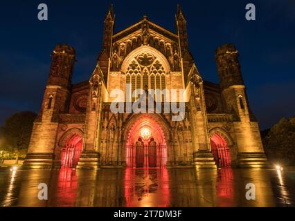 Hereford Cathedral avec ses arcs de porte illuminés avec un éclairage rouge, en souvenir de ceux qui sont tombés dans la première Guerre mondiale et d'autres dans les guerres s Banque D'Images