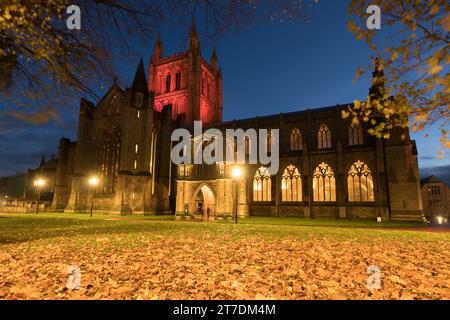 Hereford Cathedral avec ses arcs de porte illuminés avec un éclairage rouge, en souvenir de ceux qui sont tombés dans la première Guerre mondiale et d'autres dans les guerres s Banque D'Images