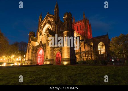 Cathédrale de Hereford avec ses arches de porte et tour illuminée avec un éclairage rouge, en souvenir de ceux qui sont tombés dans la première Guerre mondiale et d'autres Banque D'Images