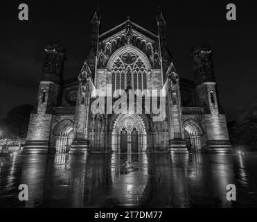 Hereford Cathedral avec ses arcs de porte illuminés avec un éclairage rouge, en souvenir de ceux qui sont tombés dans la première Guerre mondiale et d'autres dans les guerres s Banque D'Images