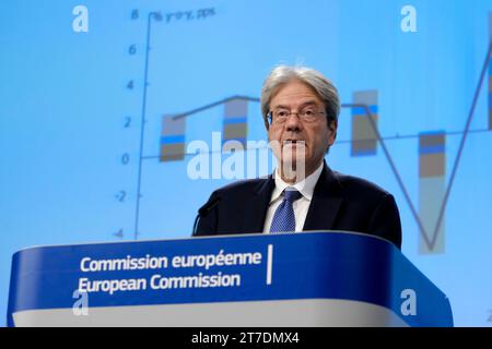 Bruxelles, Belgique. 15 novembre 2023. Conférence de presse du Commissaire européen Paolo GENTILONI sur les prévisions économiques d'automne 2023 à Bruxelles, Belgique, le 15 novembre 2023. Crédit : ALEXANDROS MICHAILIDIS/Alamy Live News Banque D'Images