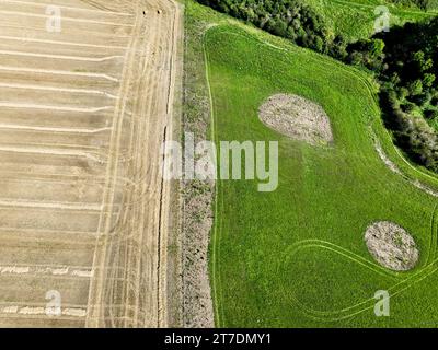 Vue aérienne regardant directement vers le bas sur un champ arable Banque D'Images