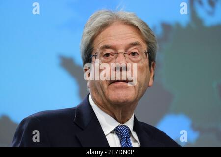 Bruxelles, Belgique. 15 novembre 2023. Conférence de presse du Commissaire européen Paolo GENTILONI sur les prévisions économiques d'automne 2023 à Bruxelles, Belgique, le 15 novembre 2023. Crédit : ALEXANDROS MICHAILIDIS/Alamy Live News Banque D'Images