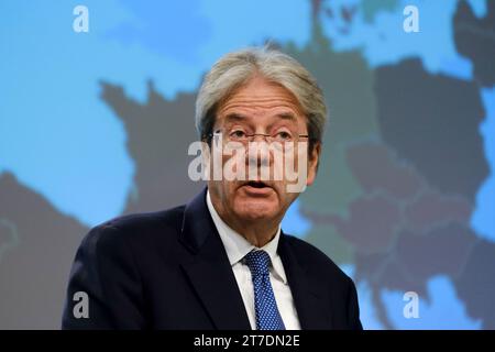 Bruxelles, Belgique. 15 novembre 2023. Conférence de presse du Commissaire européen Paolo GENTILONI sur les prévisions économiques d'automne 2023 à Bruxelles, Belgique, le 15 novembre 2023. Crédit : ALEXANDROS MICHAILIDIS/Alamy Live News Banque D'Images