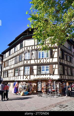 Strasbourg, France - septembre 2023 : maison à colombages de style européen avec boutique de souvenirs touristiques dans la ville historique Banque D'Images