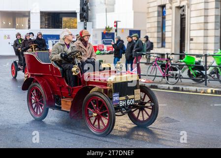 1904 English Mechanic voiture ancienne participant à la course de voitures vétérans de Londres à Brighton, événement automobile vintage en passant par Westminster, Londres Banque D'Images