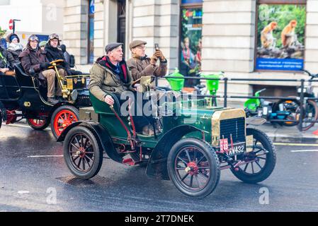 1904 Vulcan voiture vintage participant à la course de voitures vétérans de Londres à Brighton, événement automobile vintage passant par Westminster, Londres, Royaume-Uni Banque D'Images