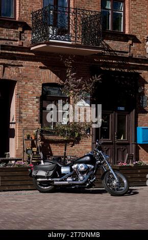 Minsk, Biélorussie, 15 novembre 2023 - moto Harley Davidson garée dans la ville Banque D'Images