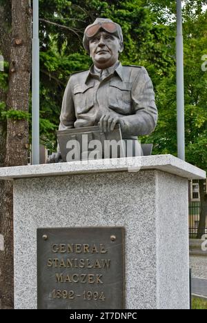 Commandant du 1e corps d'armée polonais en Europe occidentale Génie Stanislaw Maczek statue au quartier général de la 2e division blindée de cavalerie de Lubuska, Pologne Banque D'Images