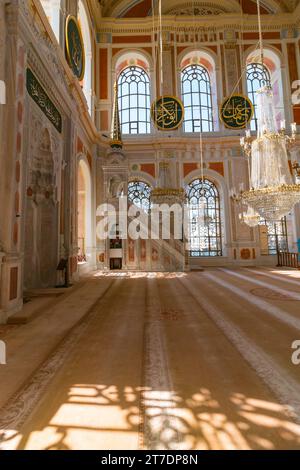 Mihrab et Minbar de la mosquée Ortakoy alias Buyuk Mecidiye Mosquée à Istanbul. Ramadan ou photo de fond d'architecture islamique. Istanbul Turkiye - 9.23.2 Banque D'Images
