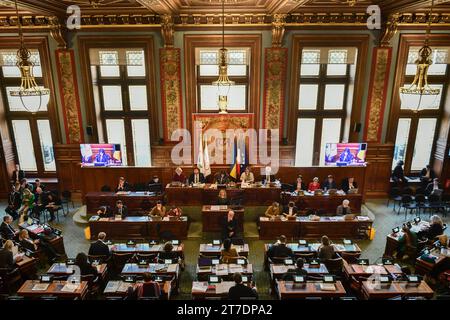 Paris, France. 15 novembre 2023. Les conseillers de Paris assistent au Conseil de Paris à l'Hôtel de ville de Paris le 15 novembre 2023. Photo de Firas Abdullah/ABACAPRESS.COM crédit : Abaca Press/Alamy Live News Banque D'Images