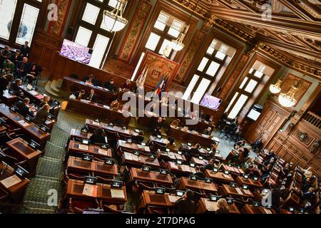 Paris, France. 15 novembre 2023. Les conseillers de Paris assistent au Conseil de Paris à l'Hôtel de ville de Paris le 15 novembre 2023. Photo de Firas Abdullah/ABACAPRESS.COM crédit : Abaca Press/Alamy Live News Banque D'Images