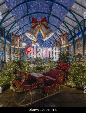 Nouvelles décorations de noël à Covent Garden à Londres pendant les fêtes de fin d'année. Banque D'Images