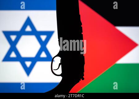 Un pistolet entre le drapeau israélien et le drapeau palestinien. Concept de guerre. Banque D'Images