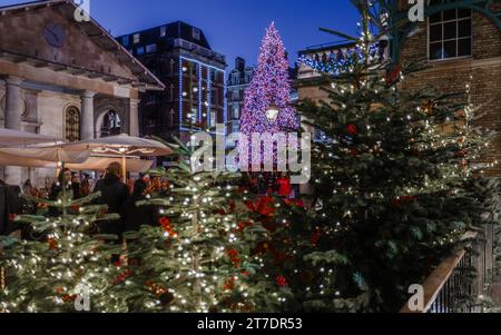 Le célèbre sapin de noël et autres décors festifs du Covent Garden de Londres. Banque D'Images