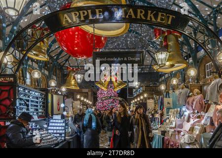 Apple Market à Covent Garden à Londres pendant les fêtes de fin d'année. Banque D'Images