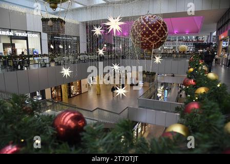 Décorations de Noël dans le centre commercial Nova Karolina à Ostrava, République tchèque, 14 novembre 2023. (Photo CTK/Drahoslav Ramik) Banque D'Images