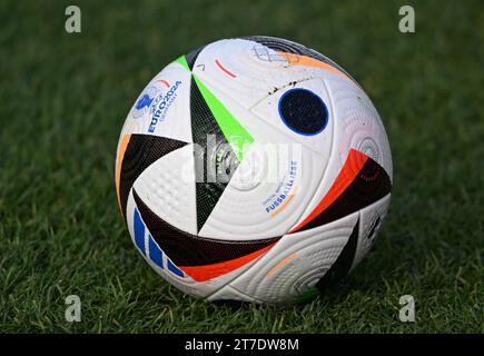 15 novembre 2023, Hesse, Francfort-sur-le-main : football : équipe nationale, avant le match international contre la Turquie et l'Autriche. Le nouveau ballon du Championnat d'Europe Adidas 'Fußballiebe' se trouve sur le terrain lors de la séance d'entraînement de l'équipe nationale sur le campus DFB. Photo : Arne Dedert/dpa Banque D'Images