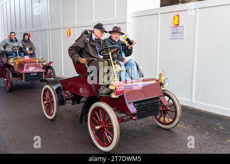 1904 Ford voiture vintage participant à la course de voitures vétérans de Londres à Brighton, événement automobile vintage passant par Westminster, Londres, Royaume-Uni Banque D'Images