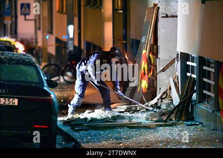 La police travaille sur les lieux après la puissante explosion qui s'est produite dans la nuit de lundi à Östermalm à Stockholm. Une voiture garée sur Gyllenstiernsgatan était un bâtiment résidentiel.. Photo : Anders Wiklund / TT / code 10040 Banque D'Images