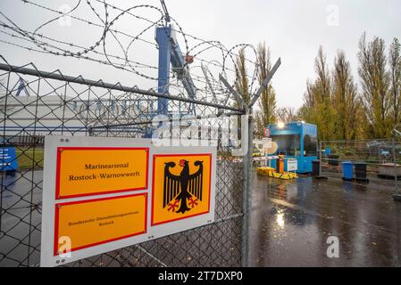 Rostock, Allemagne. 15 novembre 2023. Vue après la clôture du chantier naval de Warnemünde. Le chantier naval Neptun et la société Smulders fournissent aujourd’hui des informations sur un projet de joint-venture pour la construction de plateformes de conversion à Warnemünde. À l'avenir, les plates-formes seront construites sur une partie du chantier naval Marinearsenal. Crédit : Frank Hormann/dpa/Alamy Live News Banque D'Images