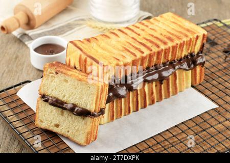 Roti Bakar Bandung, Roti Bakar Cokelat. Pain grillé avec confiture de chocolat Banque D'Images