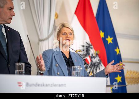 Wien, Österreich. 15 novembre 2023. Grundsatzbeschluss zu Sky Shield, Ministerrat der Österreichischen Bundesregierung, Österreich will Langstrecken- Luftabwehrraketen bis 2027 beschaffen. Bild zeigt Verteidigungsministerin Klaudia Tanner ÖVP. *** Vienne, Autriche 15 novembre 2023 décision de principe sur Sky Shield, Conseil des ministres du gouvernement fédéral autrichien, l'Autriche veut acheter des missiles de défense aérienne à longue portée d'ici 2027 Picture shows le ministre de la Défense Klaudia Tanner ÖVP Credit : Imago/Alamy Live News Banque D'Images