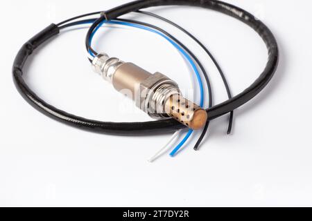 Capteur d'oxygène universel pour moteurs à essence et diesel sur fond blanc. sonde lambda universelle pour différents modèles de voitures. Banque D'Images