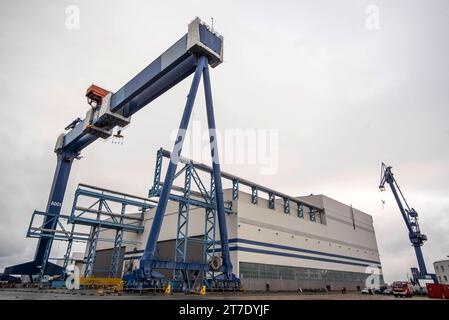 Rostock, Allemagne. 15 novembre 2023. Vue du chantier naval de Warnemünde. Neptun Werft et la société Smulders ont annoncé aujourd'hui un projet de joint-venture pour la construction de plates-formes de conversion à Warnemünde. À l'avenir, les plates-formes seront construites sur une partie du chantier naval Marinearsenal. Crédit : Frank Hormann/dpa/Alamy Live News Banque D'Images