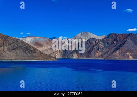 Paysage avec des montagnes sur le lac nommé Pagong TSO ou Pagong Lake, situé à la frontière avec l'Inde et la Chine, Leh, Ladakh, Inde. Banque D'Images