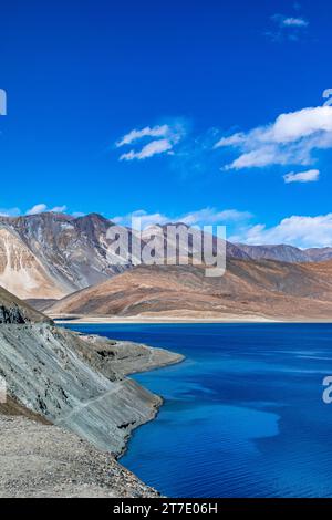 Paysage avec des montagnes sur le lac nommé Pagong TSO ou Pagong Lake, situé à la frontière avec l'Inde et la Chine, Leh, Ladakh, Inde. Banque D'Images