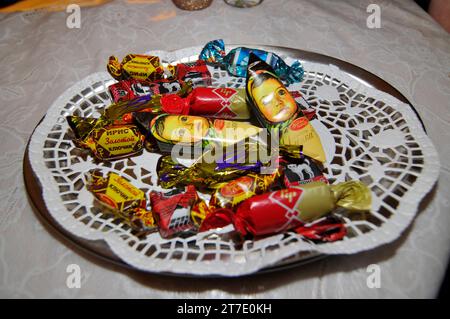 Un crédit Pralin ou chocolat fourré, sucreries et pâtisseries Un crédit Praliné ou chocolat fourré : Imago/Alamy Live News Banque D'Images