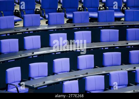 Leere Stuehle im Plenum des Deutschen Bundestages. Berlin, 15.11.2023. Berlin Deutschland *** chaises vides à la plénière du Bundestag Berlin, 15 11 2023 Berlin Allemagne Copyright : xThomasxTrutschelx crédit : Imago/Alamy Live News Banque D'Images